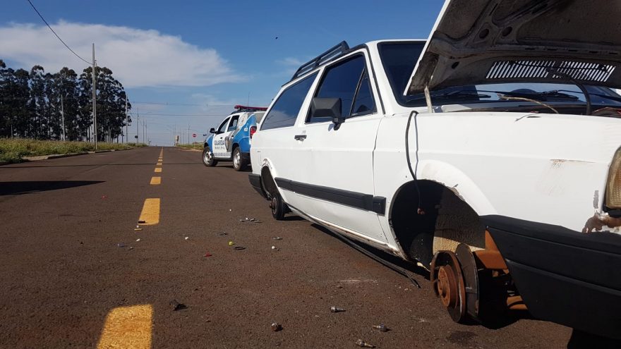 Veículo depenado é abandonado no Loteamento Colina Dourada