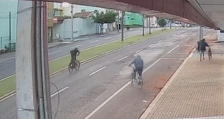 Câmeras mostram homens arrombando prédio e furtando bicicletas no Coqueiral