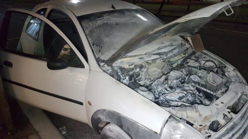 Veículo fica destruído após pegar fogo na Av. Tancredo Neves Imagem referente a Veículo fica destruído após pegar fogo na Av. Tancredo Neves