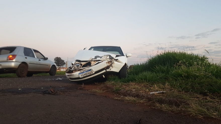 Carro e caminhão se envolvem em colisão no Bairro Esmeralda