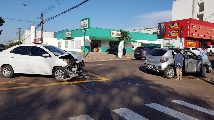 Ford Ka e Sandero se envolvem em colisão no cruzamento da Avenida Carlos Gomes com Santa Catarina