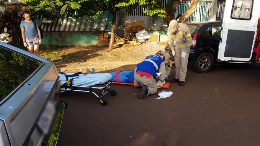 Rapaz fratura a perna em acidente envolvendo motocicleta e automóvel no Parque dos Ipês