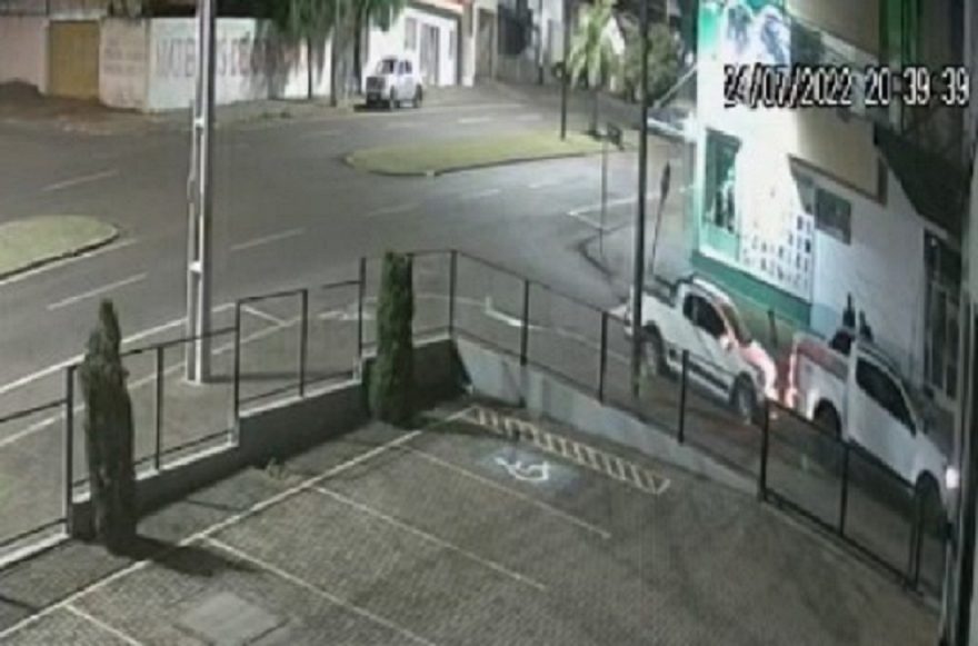 Câmera registra veículo fugindo do local após acidente bizarro