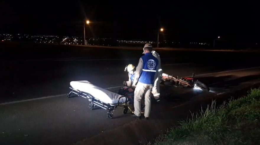 Motociclista sofre queda e é atendido pelo Siate na rodovia BR-467 em Cascavel