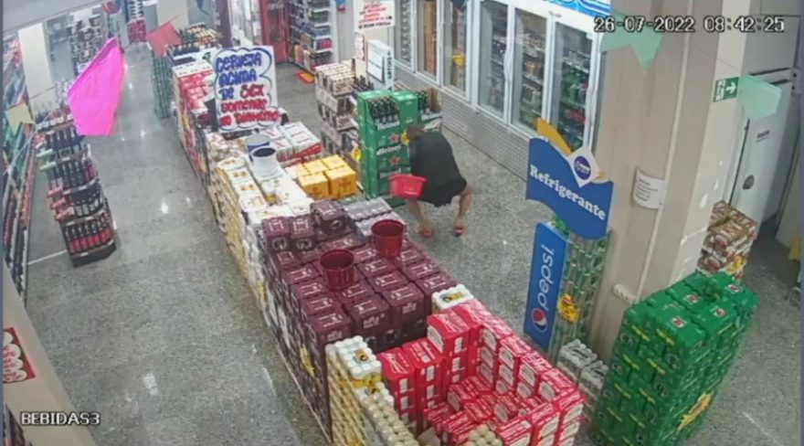 Debaixo da saia: Vídeo mostra mulher furtando produtos em mercado e os escondendo entre as coxas