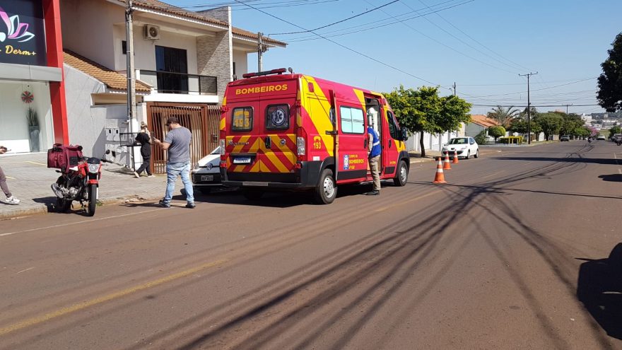 Jovem fica ferido após colisão entre carro e moto no Bairro Coqueiral