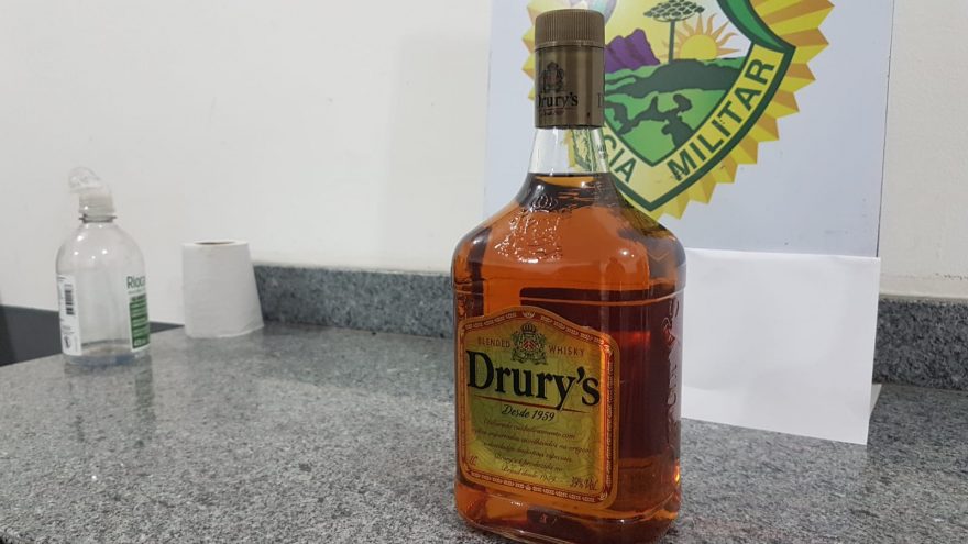 Homem é preso ao furtar Whisky em conveniência no São Cristóvão