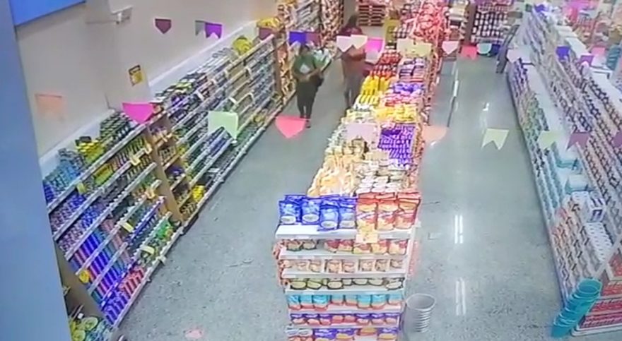Câmera de segurança registra ação criminosa de mãe e filha em supermercado no Presidente