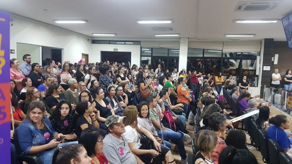 Professores realizam assembleia para tratar sobre negociação salarial