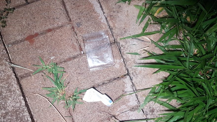 Homem que estava em via pública comendo documento de identidade é atendido pelo Samu