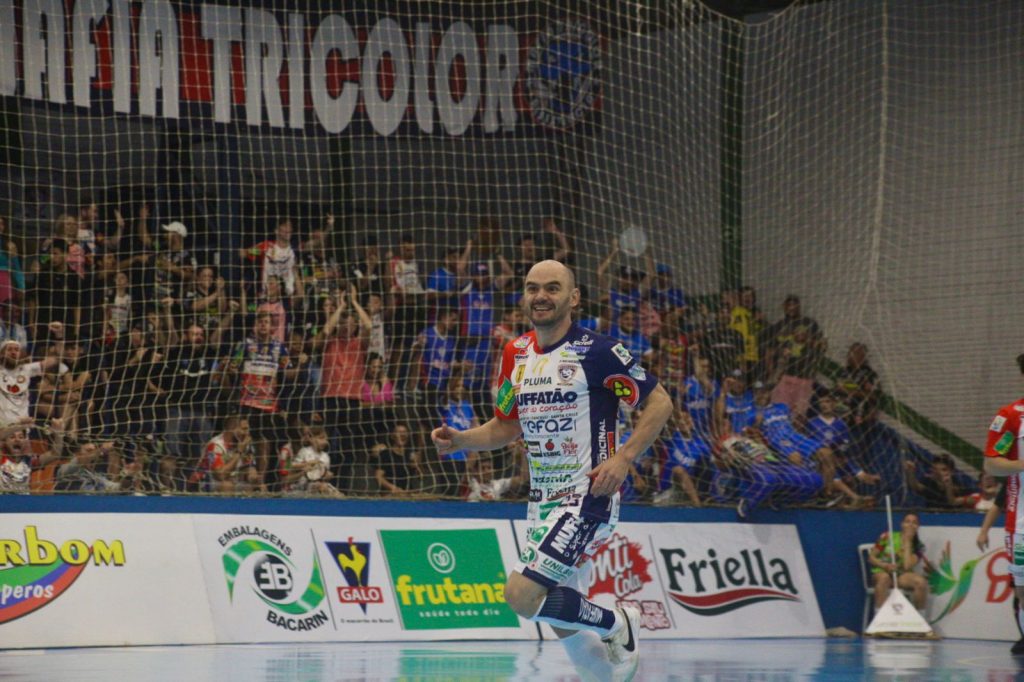 Cascavel Futsal luta, mas é superado pelo Ampére