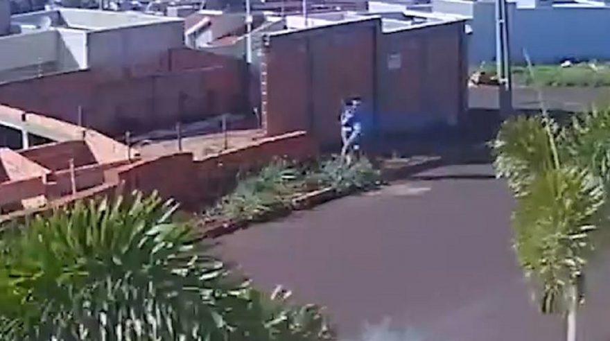 Homem agarra e tenta arrastar mulher em Apucarana; veja o flagrante em vídeo