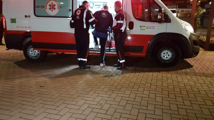 SAMU presta atendimento a homem com falta de ar em frente à Catedral de Cascavel