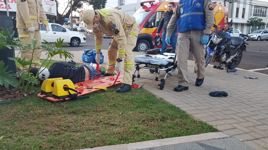 Forte colisão entre motos é registrada no Centro de Cascavel