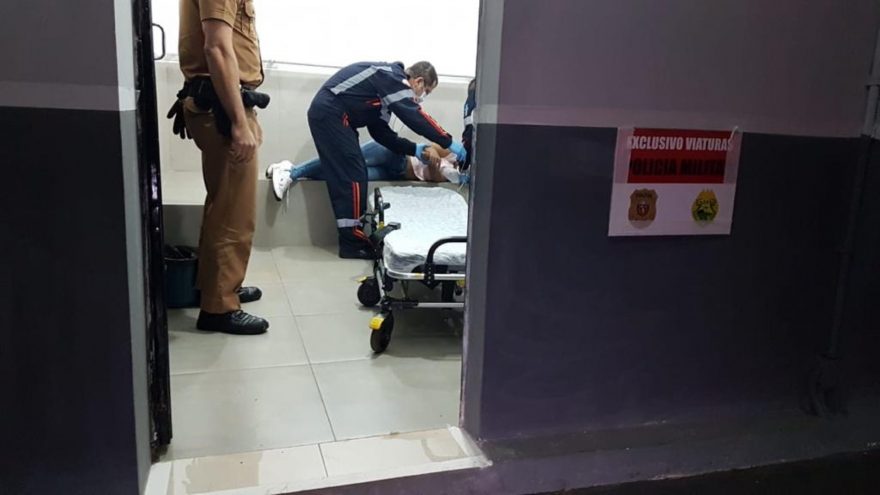 Conforme boletim da PM, jovem que morreu após suposta ingestão de droga foi apreendida com cocaína e convulsionou durante registro da ocorrência