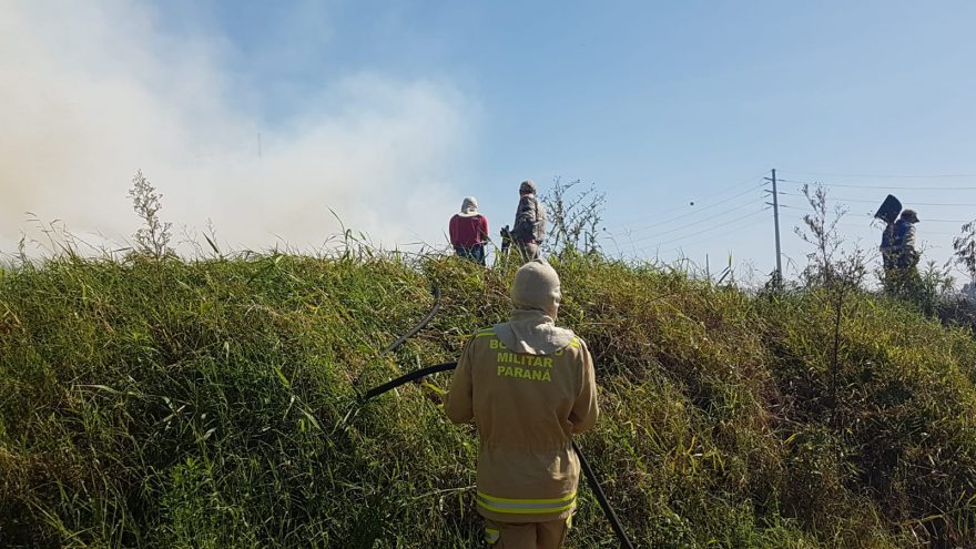 Bombeiros combatem incêndio às margens da BR-467