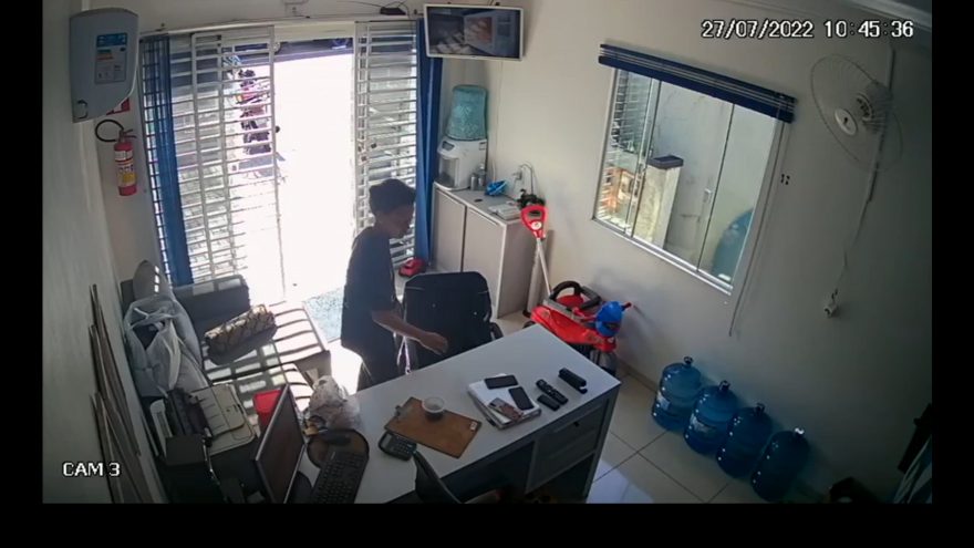 Novas imagens mostram furto de celulares em comércio na Rua Cuiabá