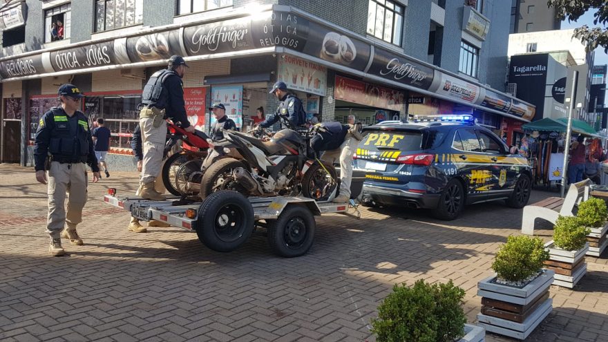 Ação de conscientização sobre o Dia do Motociclista é realizada no Centro