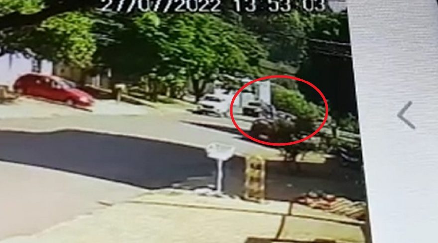 Câmera de segurança registra acidente que deixou motociclista ferida em acidente no Cancelli