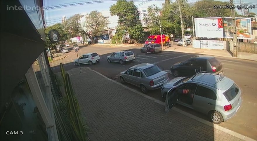 Câmera de segurança registra acidente em frente da ambulância do Siate, no Centro
