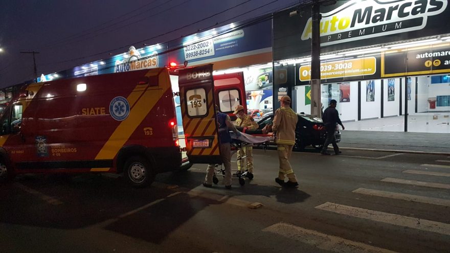 Mulher fica ferida em acidente envolvendo carro e moto na Av. Brasil, no São Cristóvão