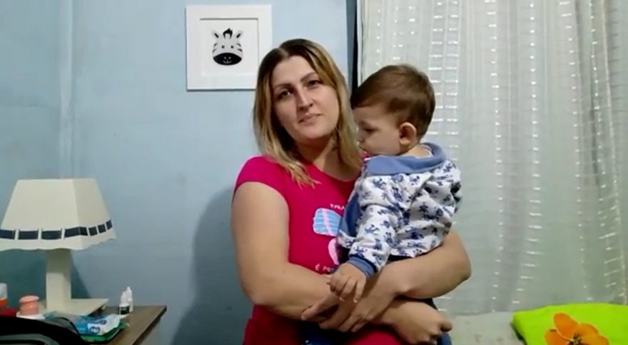 Emocionada, mãe faz agradecimento para equipe pediátrica que cuidou de filho de oito meses após hepatite viral