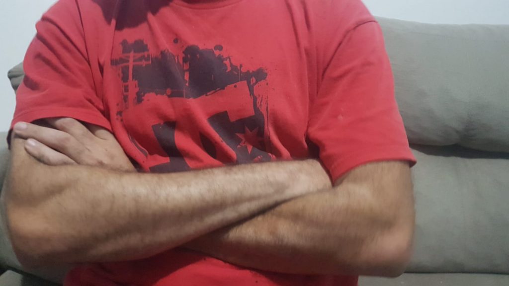 “Colocou o órgão genital dele para fora e se estimulou no meio da rua” diz morador de condomínio após cena inconveniente