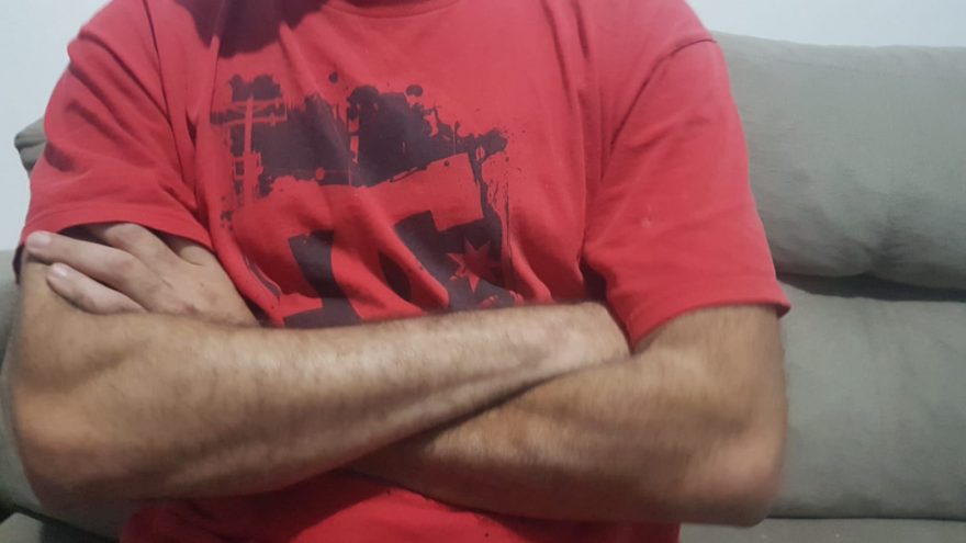 “Colocou o órgão genital dele para fora e se estimulou no meio da rua” diz morador de condomínio após cena inconveniente