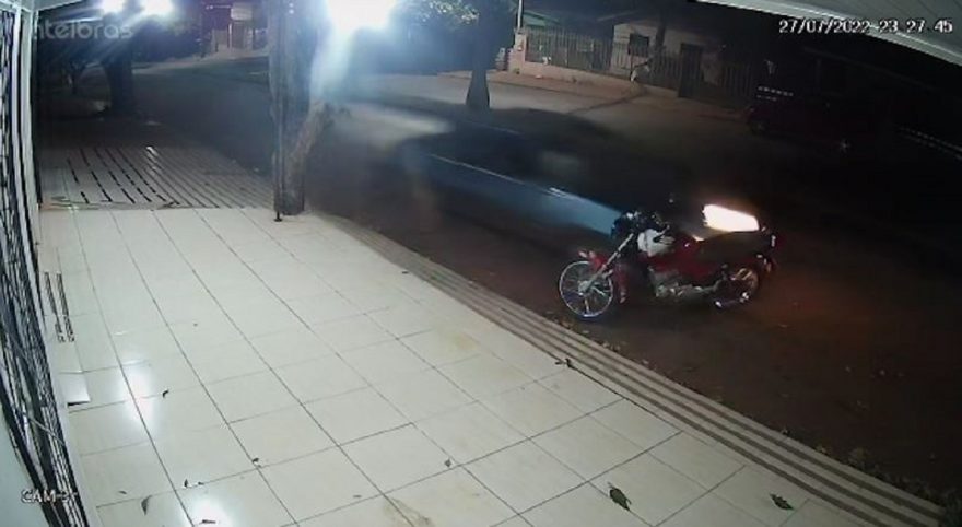 Trabalhador que teve moto estacionada atingida por carro pede ajuda para poder voltar ao serviço