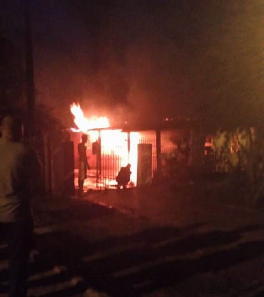 Residência fica totalmente destruída em incêndio no Bairro Periolo