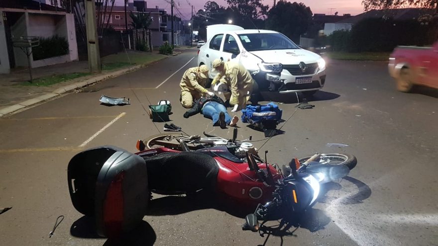 Motocicleta enrosca em cabo de telefonia e mulher sofre queda no Bairro Recanto Tropical