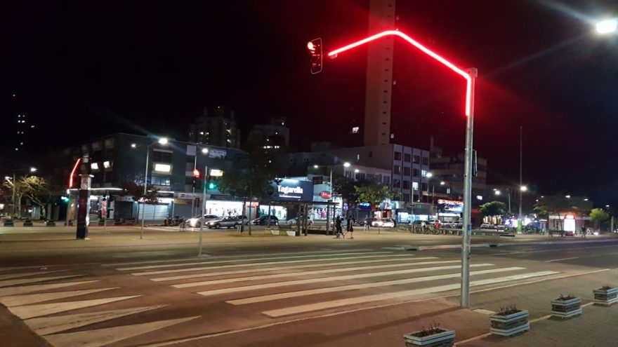 Semáforos tem sinalização sensorial de LED para reforçar atenção no trânsito