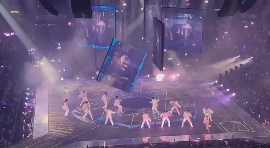 Imagens perturbadoras mostram uma enorme tela de vídeo esmagando boy band e dançarinos
