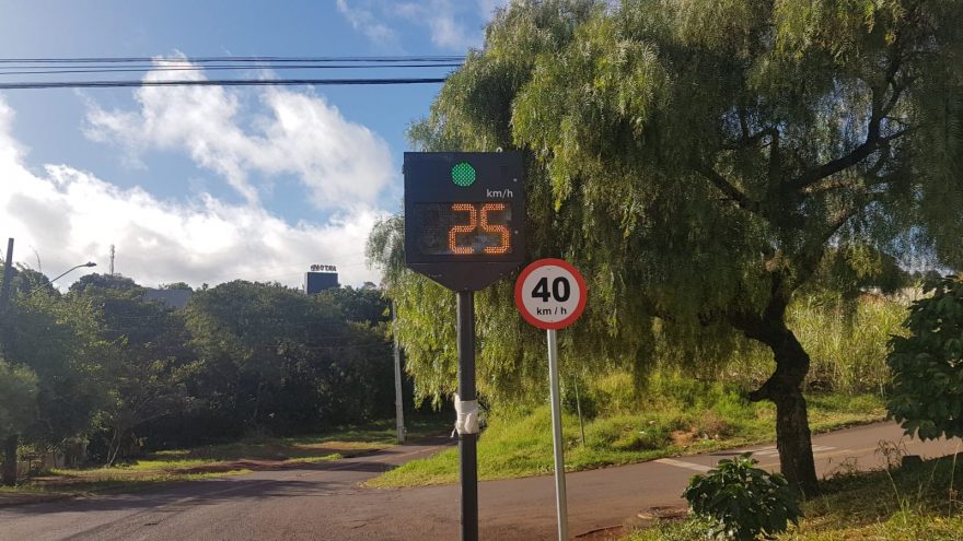Para ‘preservação’ de postes, Transitar instala radar de 40 km/h na Rua Indira Ghandi