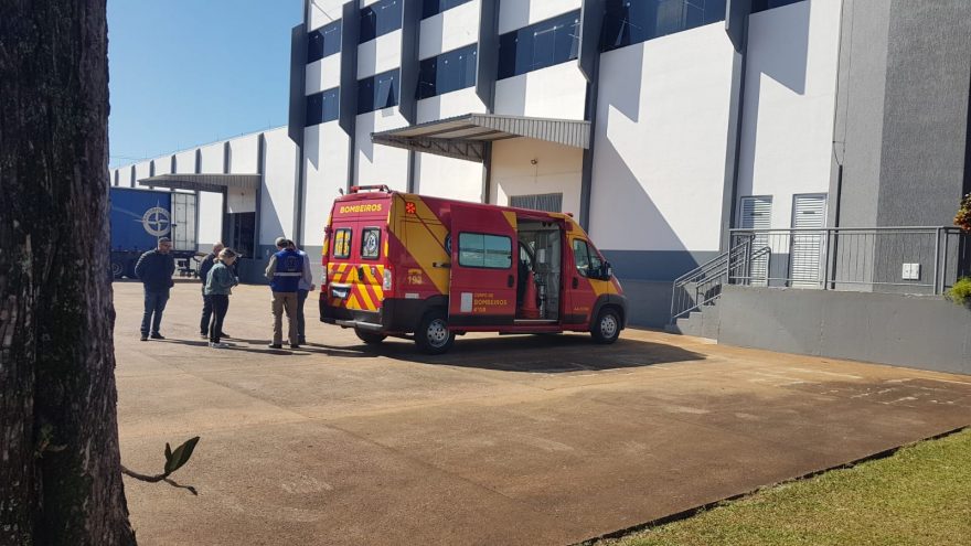 Mulher de 48 anos sofre queda de escada em empresa na Avenida Brasil