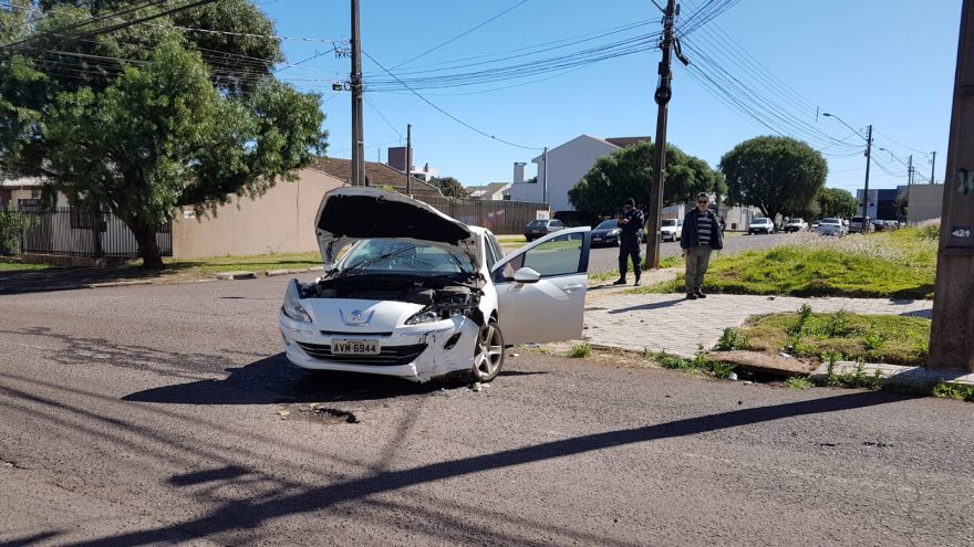 Batida entre dois veículos é registrada no Pacaembu