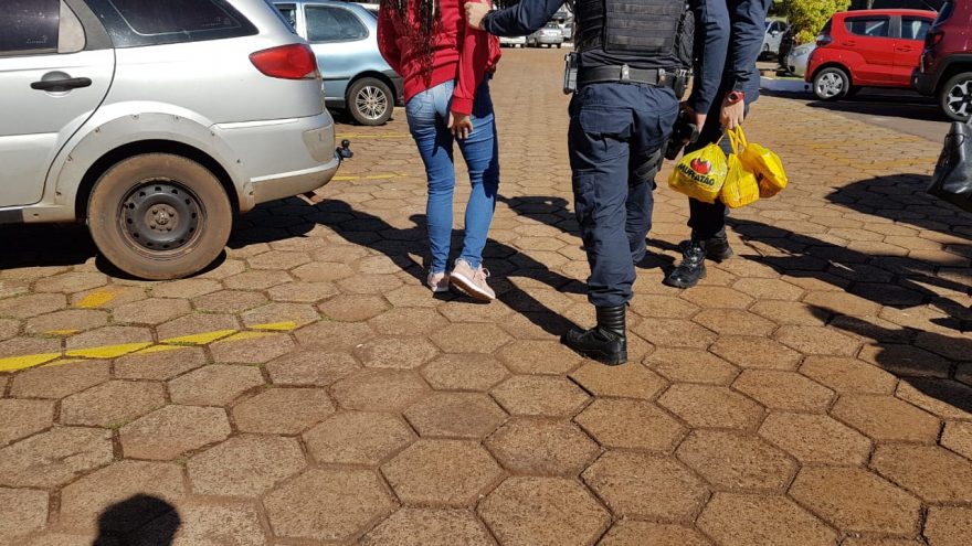 Moça é detida pela GM por injúria racial e furto em supermercado no Bairro Neva