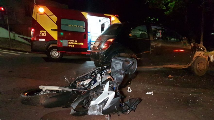 Motociclista fica ferido em colisão com Ford Ka no centro de Cascavel