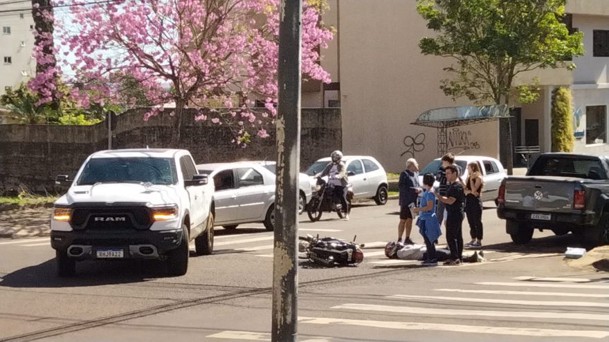 Motociclista fica ferida em acidente na Rua Recife