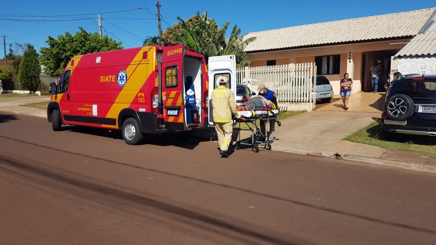 Mulher é socorrida pelo Siate após sofrer queda em residência no Floresta