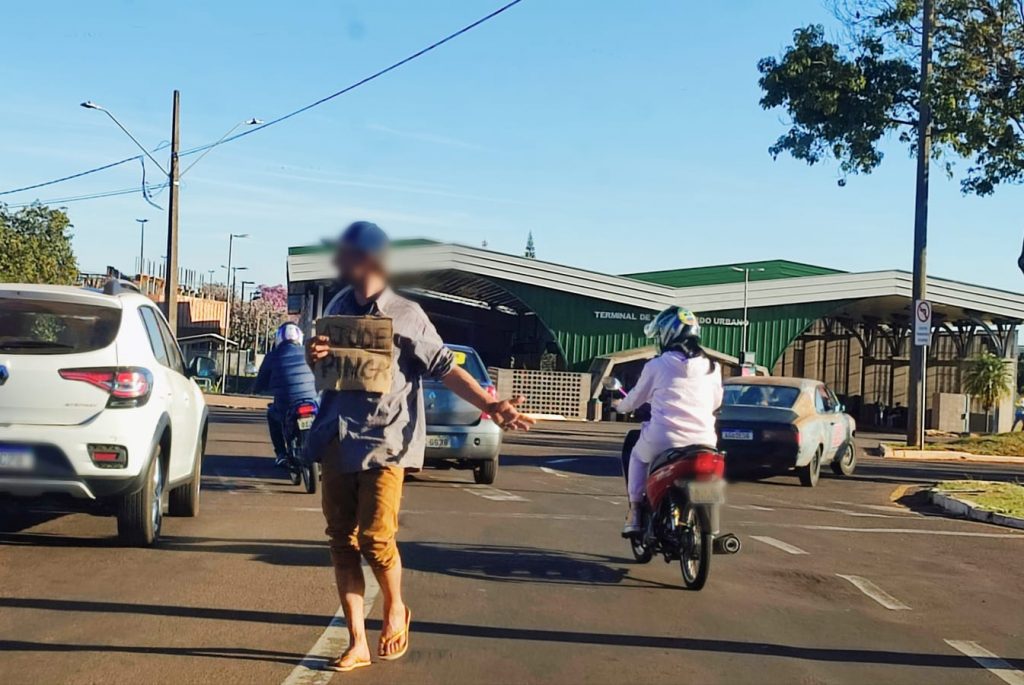 Sinceridade é tudo! Pedinte pede ajuda no semáforo para comprar pinga