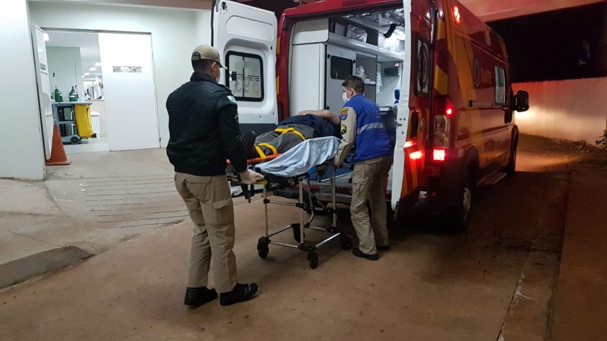 Vítima de queda de veículo é socorrida pelo Siate