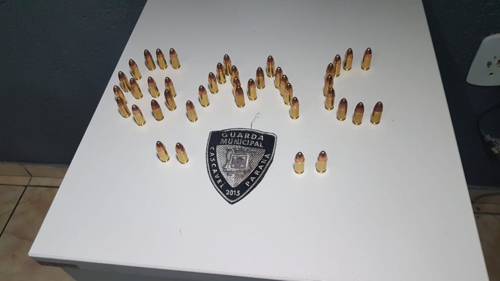 Indivíduo é detido com 40 munições de 9mm no carro