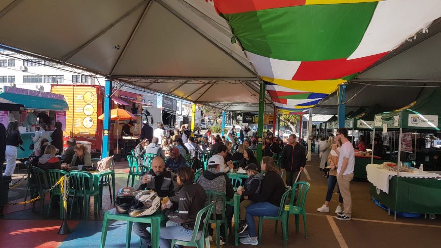 Cascavelenses aproveitam a Feira do Teatro nesta manhã de domingo