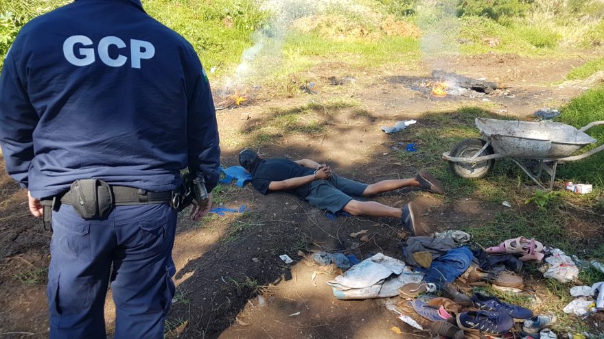 Homem é detido pela Guarda Civil Patrimonial queimando fios de cobre no Bairro Santa Cruz