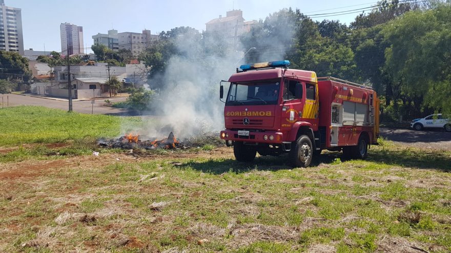 Bombeiros combatem incêndio em vegetação na Rua Santa Catarina