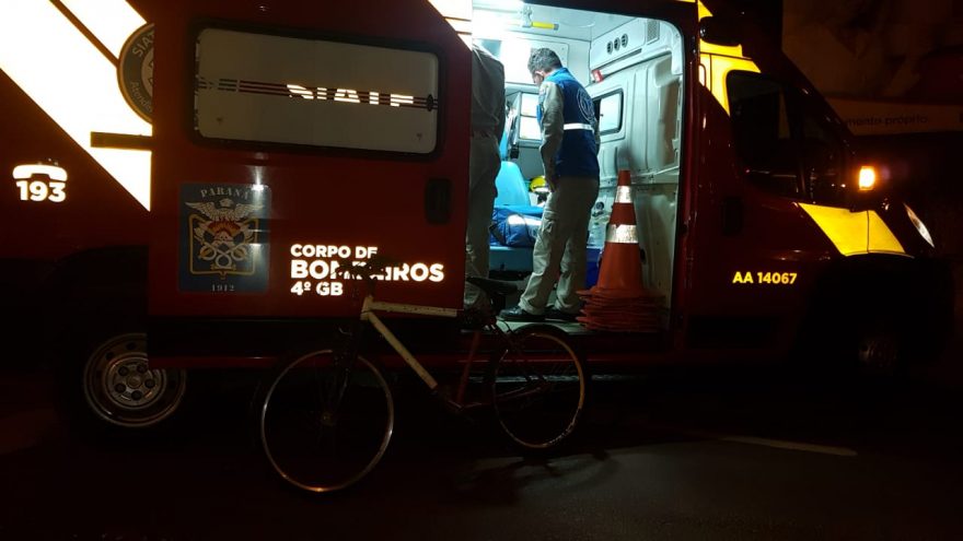 Ciclista fica ferido ao sofrer queda na Rua Jacarezinho