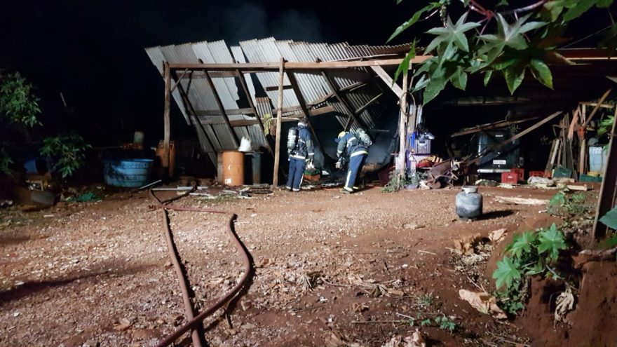 Residência de madeira é destruída pelo fogo no Brasmadeira