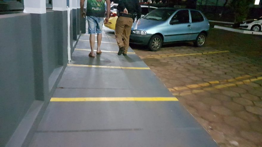 Homem é detido pela PM depois de agredir companheira, em Santa Tereza