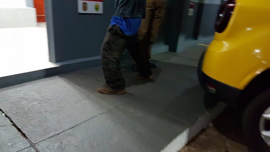 Homem atira tijolos na casa do vizinho e fere homem com tijolada na testa